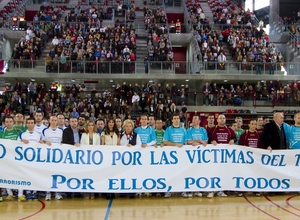 Pancarta conmemorativa del I Cuadrangular Solidario a favor de la Asociación Víctimas del Terrorismo